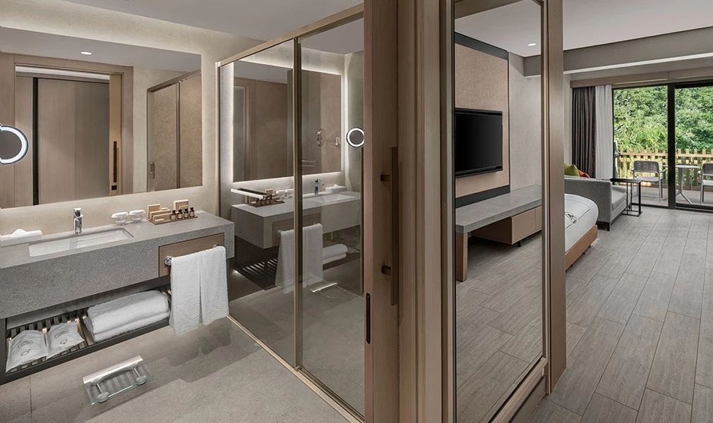 Modernes Badezimmer mit großer Dusche und edlem Design im Familienzimmer