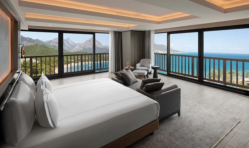 Geräumiges Schlafzimmer mit Meerblick und Panoramafenstern
