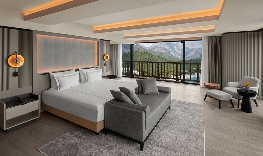 Elegantes Schlafzimmer mit Bergblick und Balkon