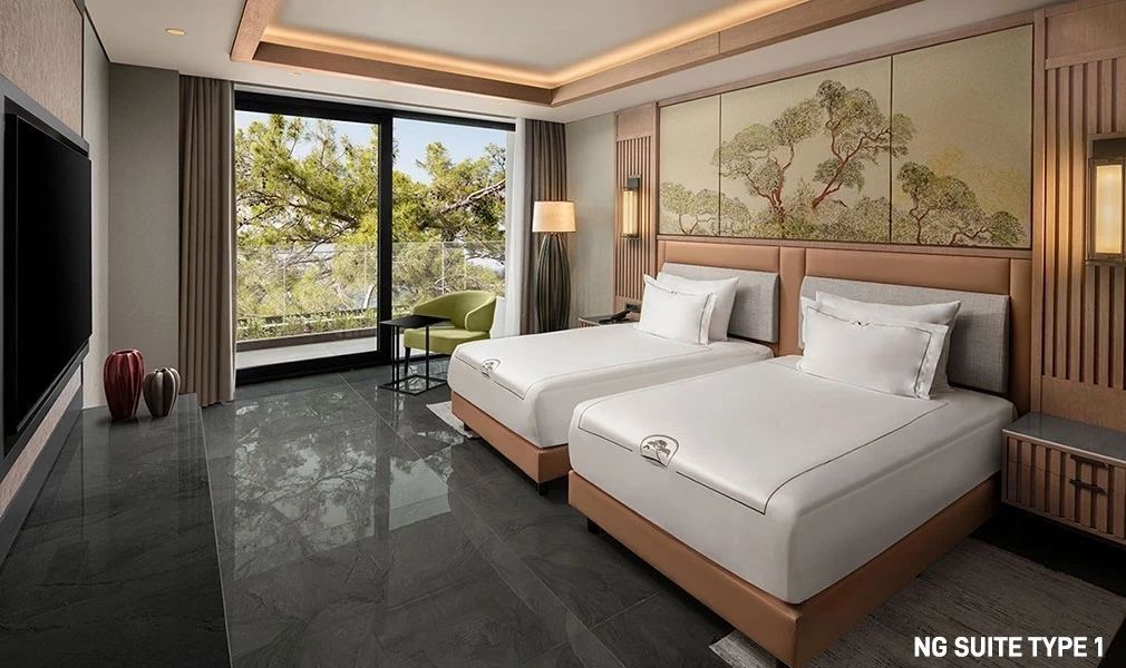 Suite mit zwei Einzelbetten und Blick auf Pinienbäume in der NG Suite