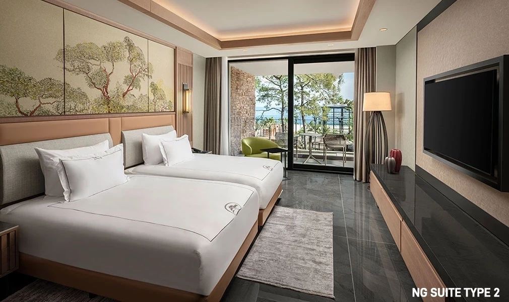 Suite mit Balkon und Blick auf das Meer und Pinienbäume in der NG Suite