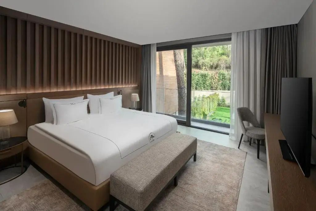 Geräumiges Schlafzimmer mit modernem Design und Gartenblick