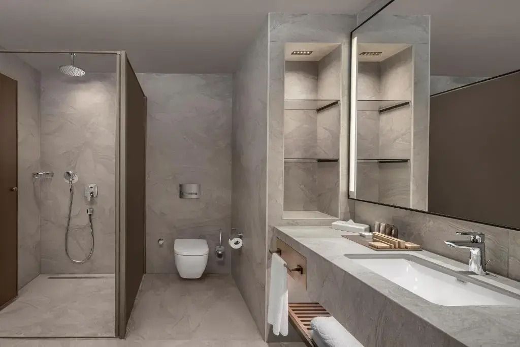 Luxuriöses Badezimmer mit großen Spiegeln und Dusche