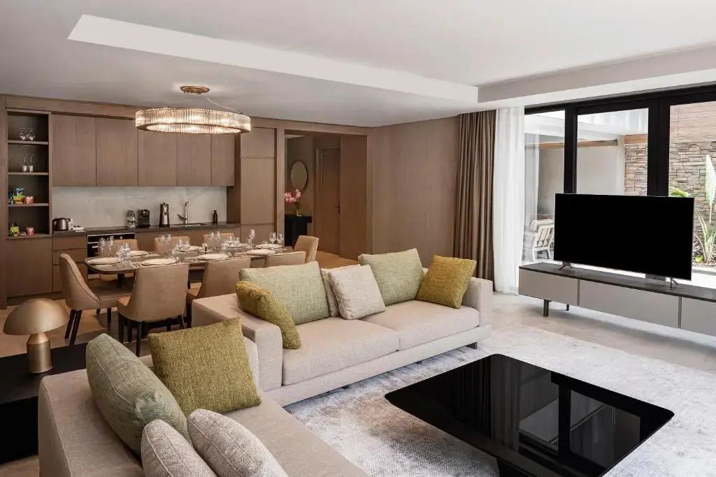 Hochwertiges Wohnzimmer mit eleganter Einrichtung und großem Sofa