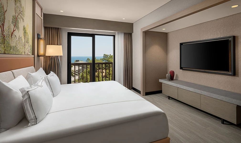 Geräumiges Schlafzimmer mit Meerblick und modernem Dekor
