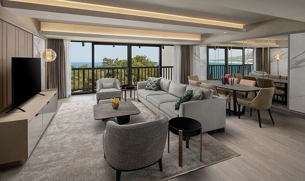 Elegantes Wohnzimmer mit Meerblick und moderner Einrichtung