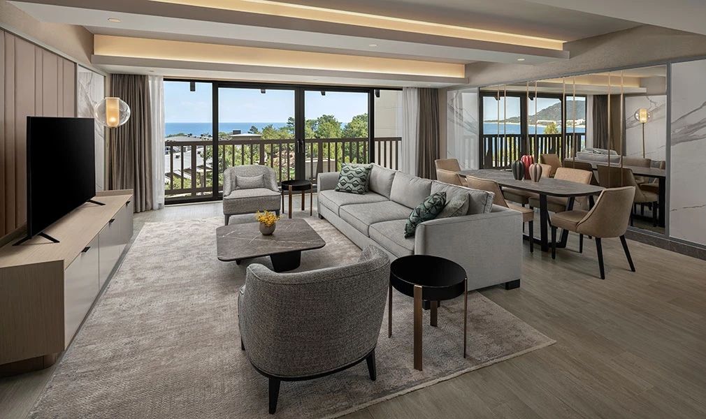 Wohnzimmer mit stilvollem Interieur und Blick auf das Meer