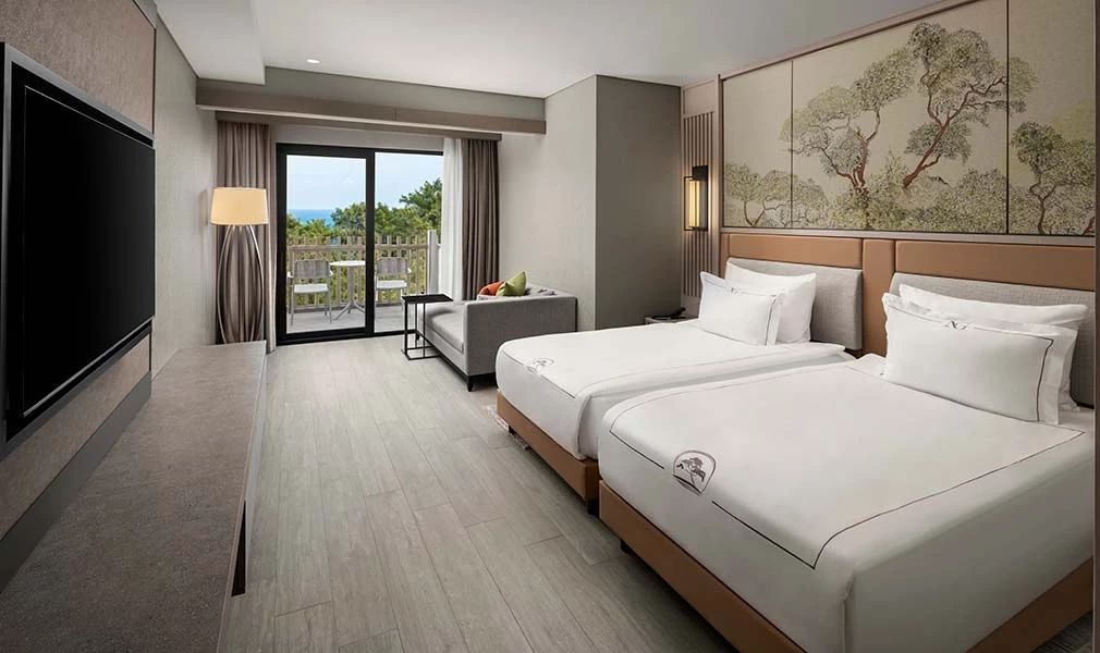 Zweibettzimmer mit Blick auf Wald und privatem Balkon im NG Phaselis Bay