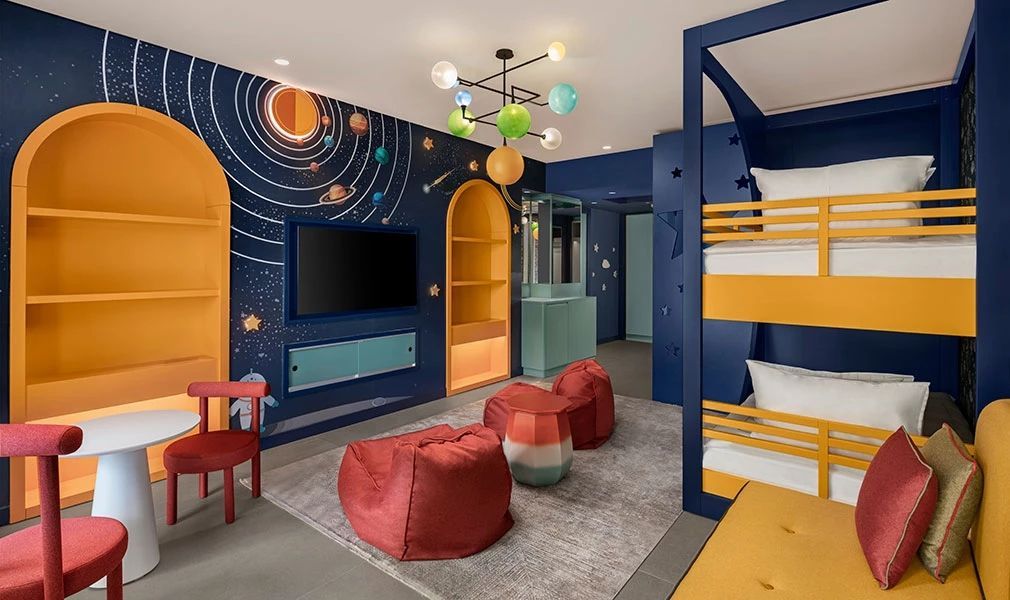 Familienzimmer mit bunten Wandmalereien und TV für Kinder im NG Phaselis Bay Hotel