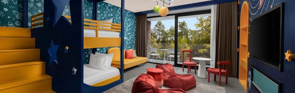 Familienzimmer mit Etagenbett und Balkon mit Blick auf die Natur im NG Phaselis Bay