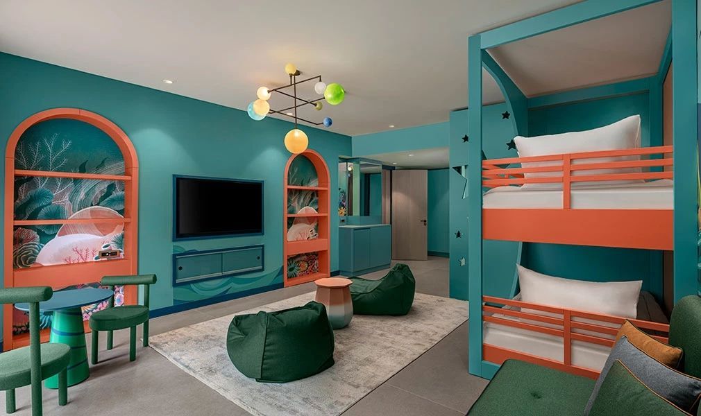 Bunt gestaltetes Familienzimmer mit Etagenbett und Sitzsäcken im NG Phaselis Bay Hotel