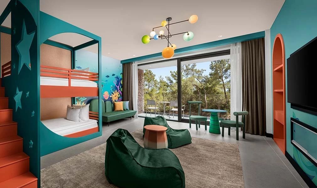 Modernes Familienzimmer mit großen Fenstern und Waldsicht im NG Phaselis Bay Hotel