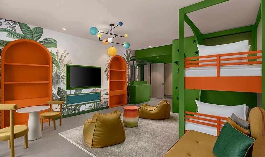Spielzimmer im Familienzimmer mit Etagenbett und buntem Design im NG Phaselis Bay