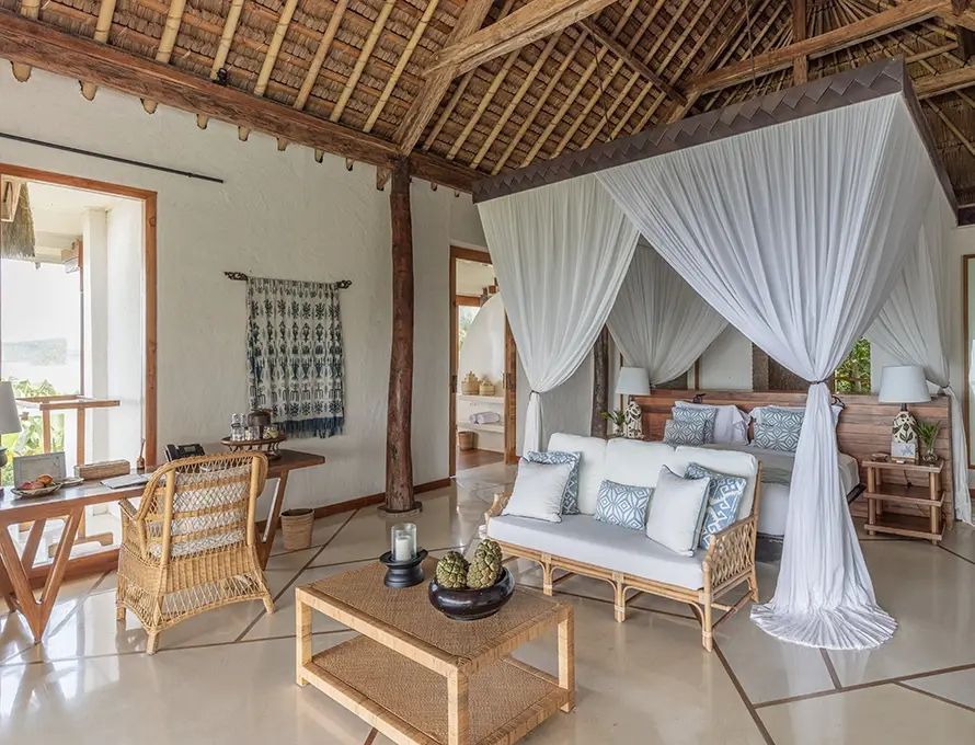 Helle Villa mit modernem Dekor, Himmelbett und Rattanmöbeln