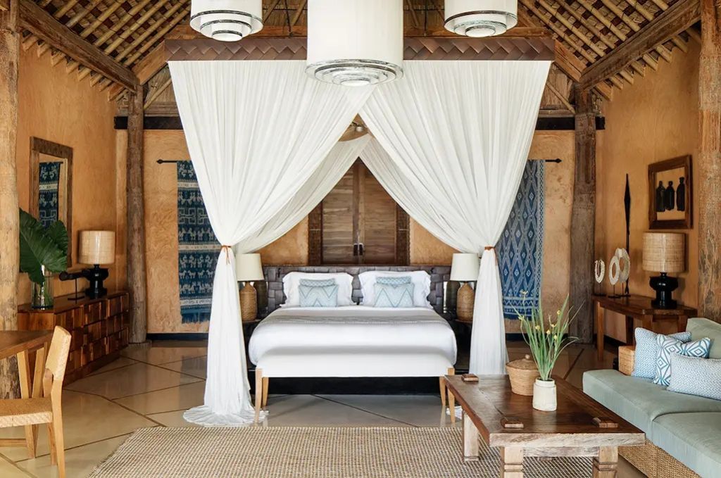 Elegantes Schlafzimmer mit Baldachinbett in traditioneller Villa.