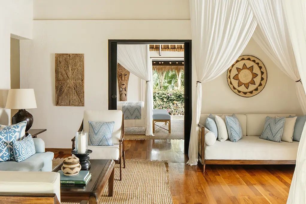 Helles Wohnzimmer in einer Villa mit bequemen Sofas und handgemachten Dekorationen