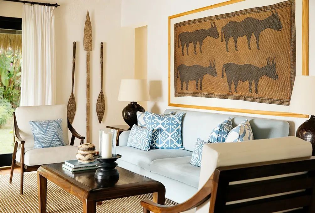 Wohnbereich mit Sofas und traditioneller Wandkunst sowie Holzmöbeln