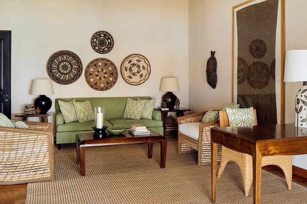 Gemütliches Wohnzimmer mit Sofa, Couchtisch und dekorativen Wandteller.