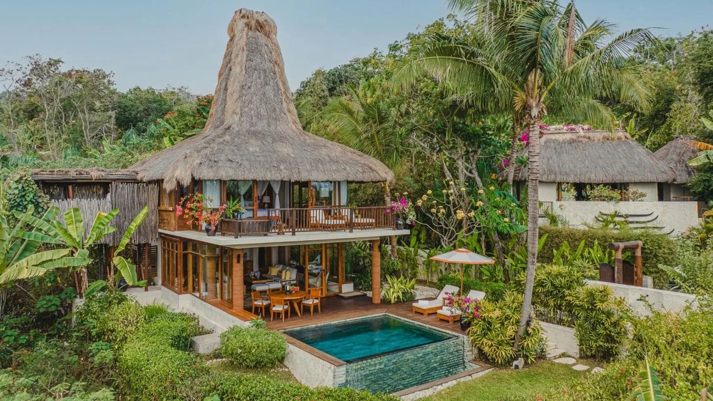Luxuriöse Villa mit Strohdach und privatem Pool in tropischer Umgebung