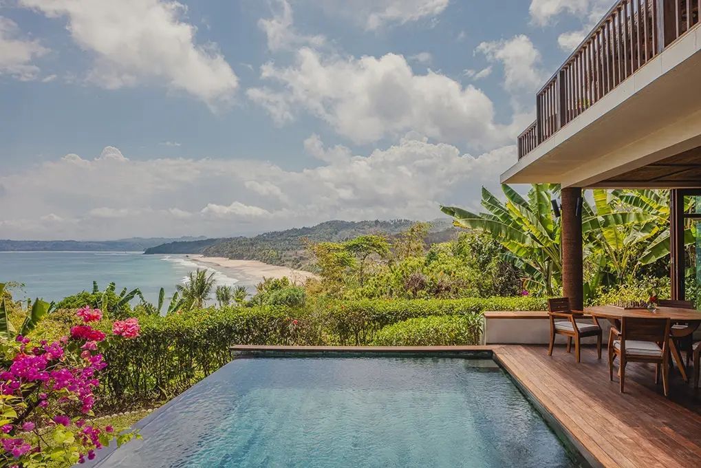 Infinity-Pool mit beeindruckendem Blick auf das Meer und umliegende Landschaft