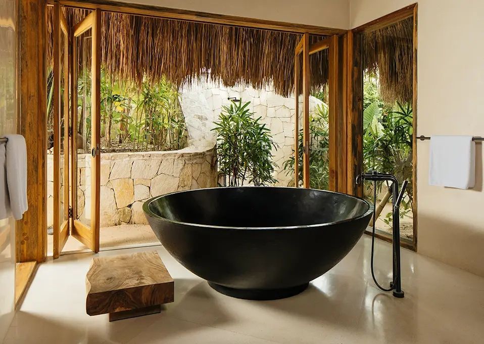 Freistehende luxuriöse Badewanne in einer offenen tropischen Umgebung