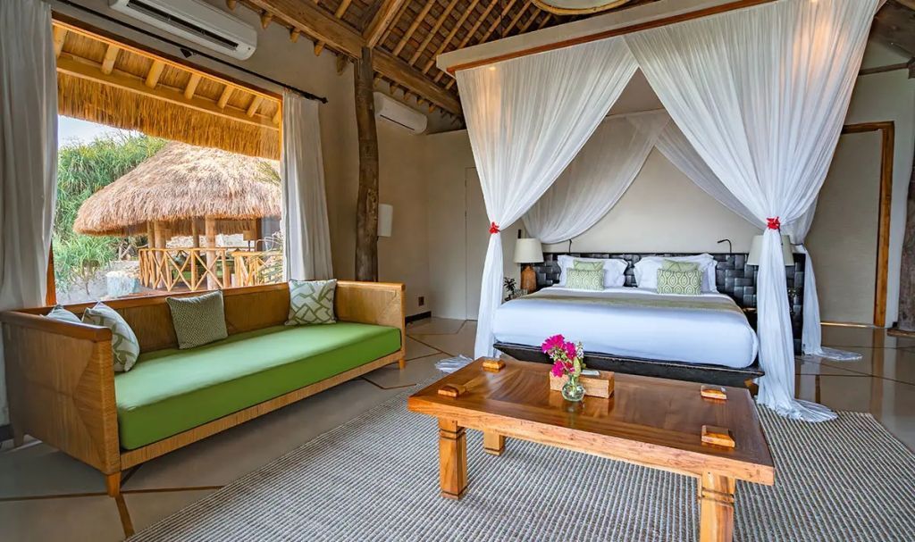 Geschmackvoll eingerichtete Villa mit Himmelsbett und Holzinterieur bei Nihi Sumba