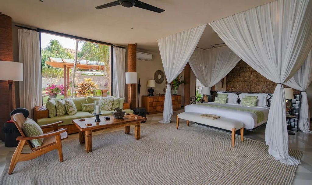 Elegantes Schlafzimmer in der Villa mit natürlichem Licht und moderner Einrichtung