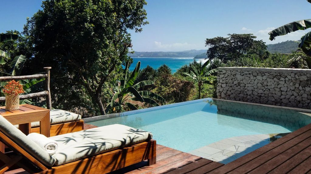 Infinity Pool mit Blick auf den tropischen Wald und das Meer in Nihi Sumba