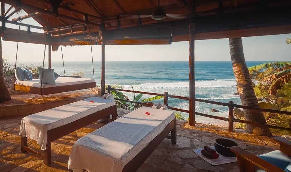 Außenbereich mit Massagebetten und Meerblick, entspannendes Ambiente