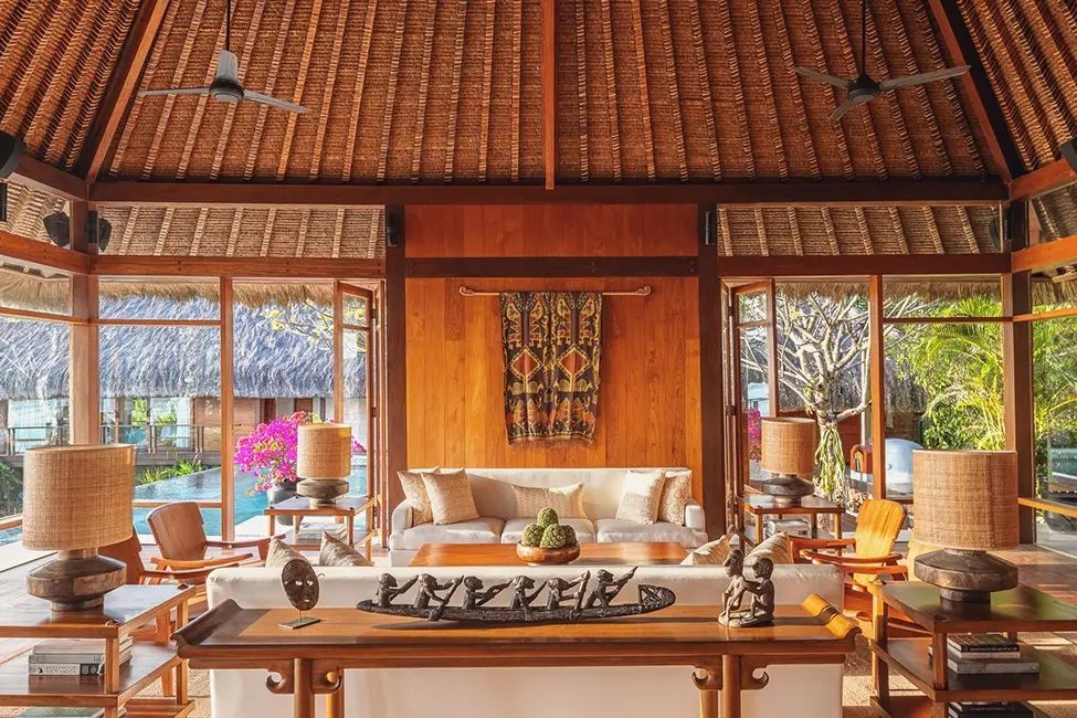 Einladender Raum der Raja Mandaka Villa mit Kunstwerken und Blick auf den Poolbereich