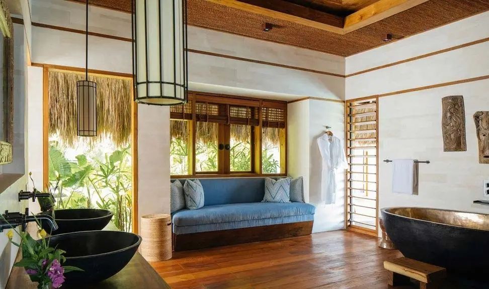 Gemütlicher Sitzbereich mit Holzdetails in der Raja Mandaka Villa