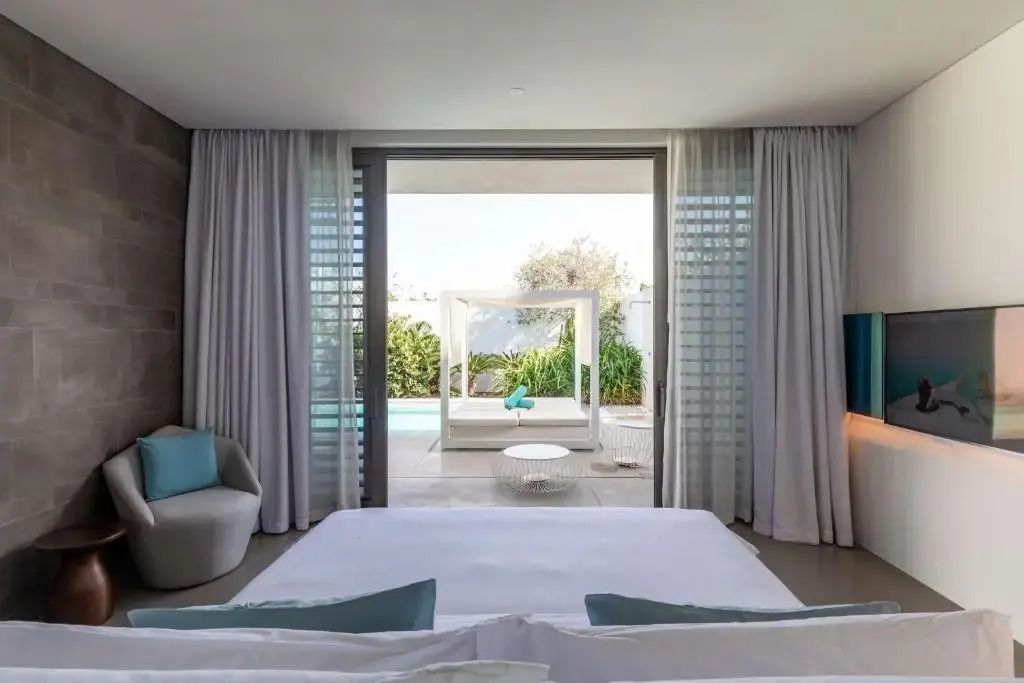 Geräumiges Schlafzimmer mit Blick auf Terrasse und Pool