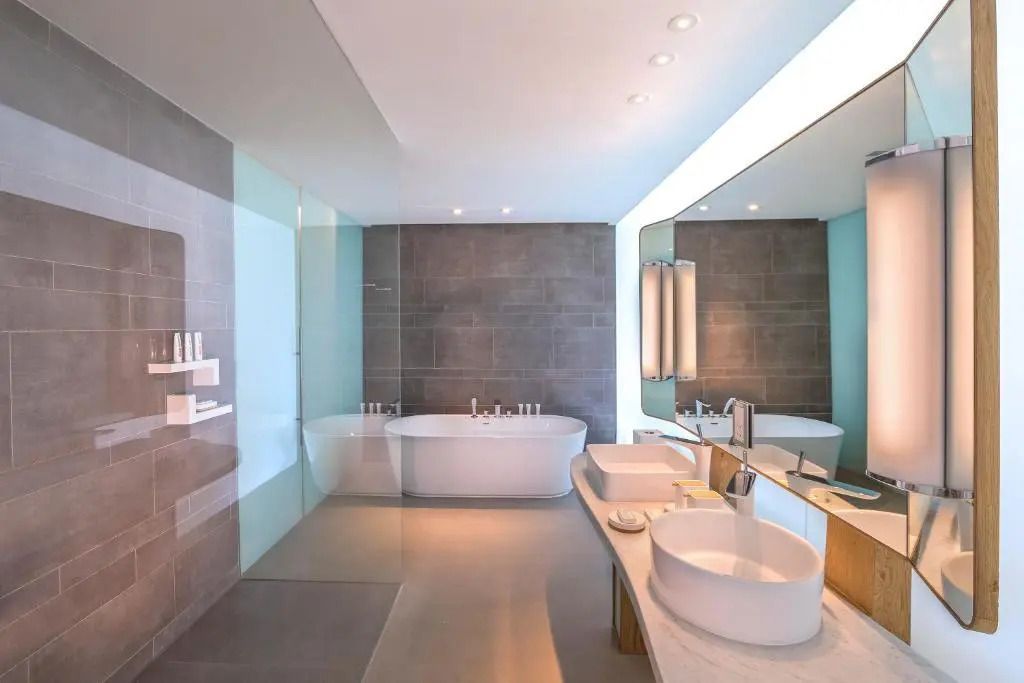 Modernes Badezimmer mit Doppelwaschbecken und freistehender Badewanne