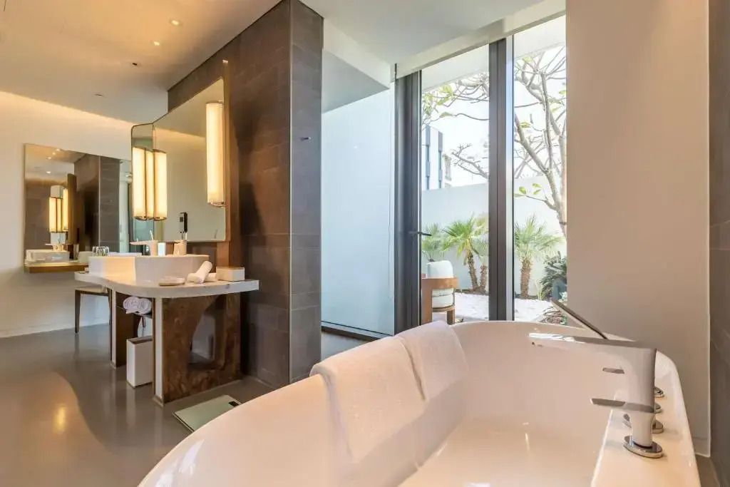 Freistehende Badewanne mit Blick in den Innenhof