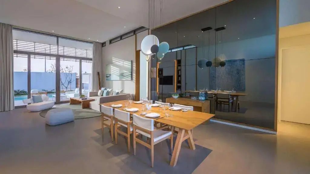 Essbereich mit Holztisch und moderner Dekoration im Wohnbereich