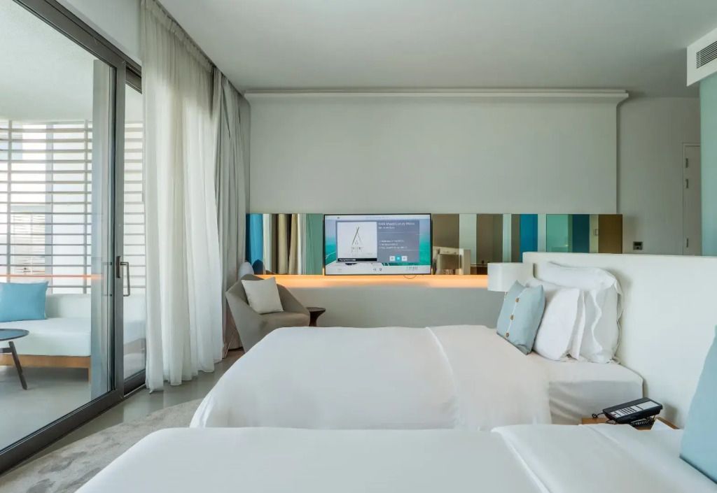 Modernes Doppelzimmer mit zwei Einzelbetten und Panorama-Blick