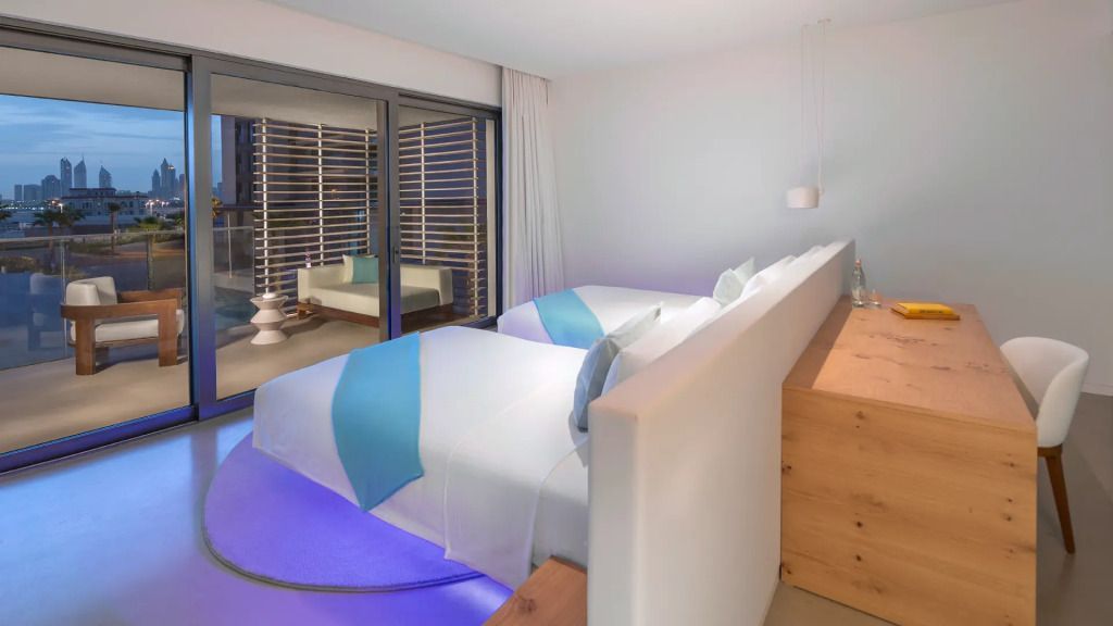 Doppelzimmer mit weicher Beleuchtung und Balkonzugang