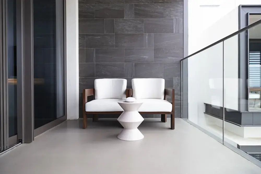 Minimalistische Sitzecke mit stilvollen Sesseln und Tisch