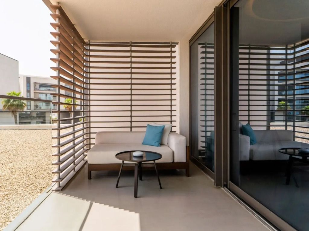 Privater Balkon mit Sitzgelegenheit und modernem Design