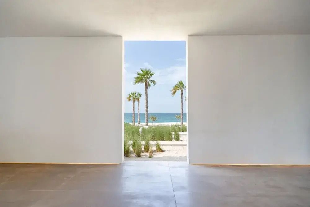 Ausblick vom Eingang des Resorts auf Palmen und das Meer