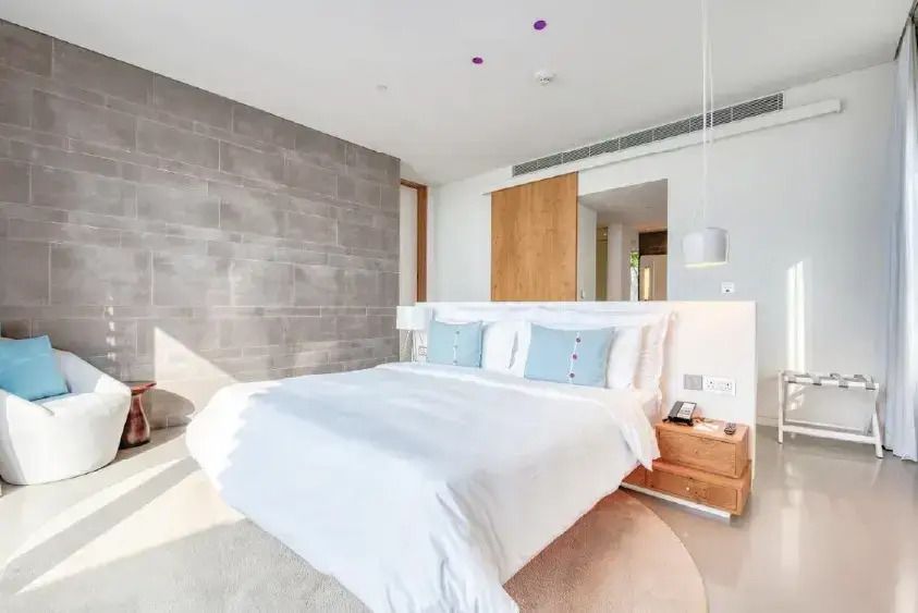 Modernes Schlafzimmer mit Doppelbett in heller Villa