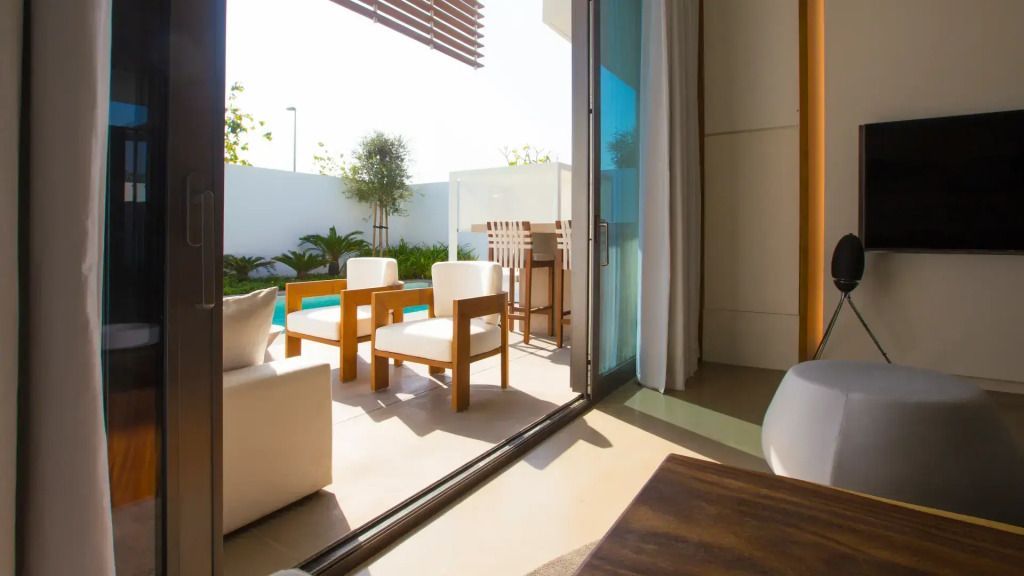 Terrasse mit Sitzgelegenheiten und Blick auf den Pool