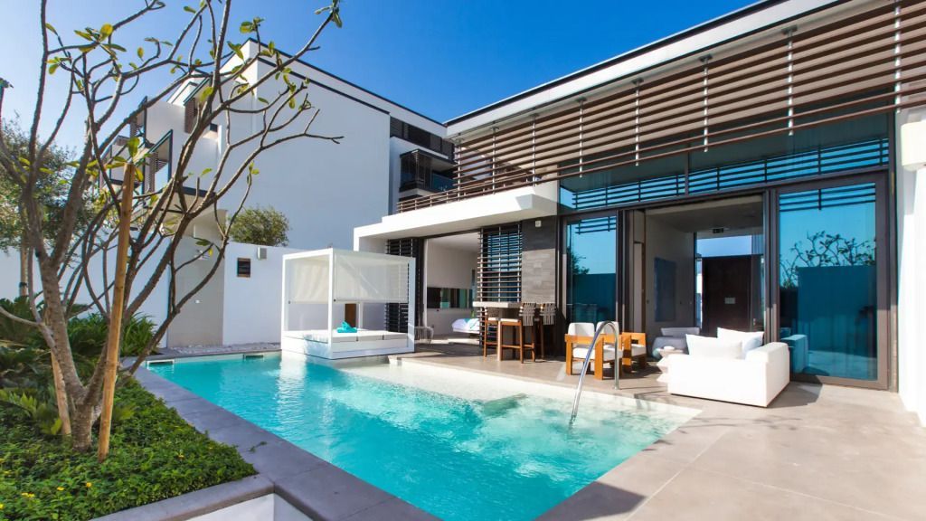 Moderne Villa mit privatem Pool und Holzdekorelementen