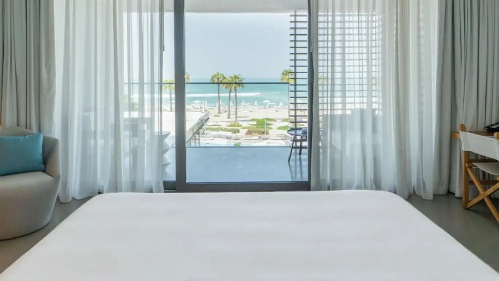 Luxus-Doppelzimmer mit Meerblick und Palmen vor dem Balkon