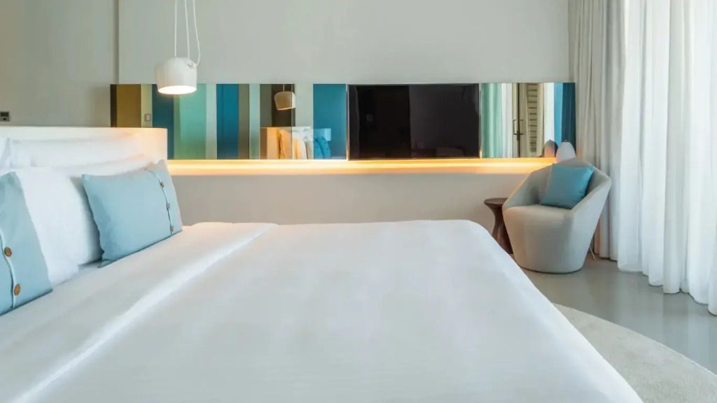 Modernes Doppelzimmer mit stilvollen Akzenten und angenehmer Beleuchtung