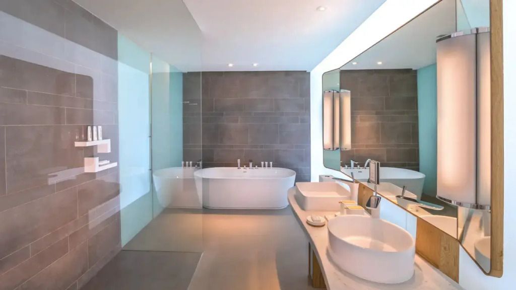 Luxuriöses Bad mit großer Badewanne und Doppelwaschbecken