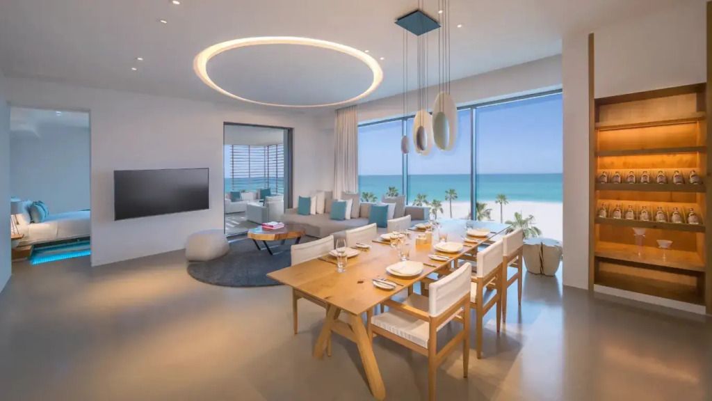 Ess- und Wohnbereich in einer Suite mit Panoramablick auf den Ozean