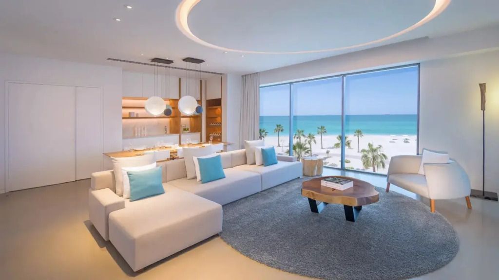 Große Sitzecke in einer Suite mit Blick auf den Strand und moderne Dekoration