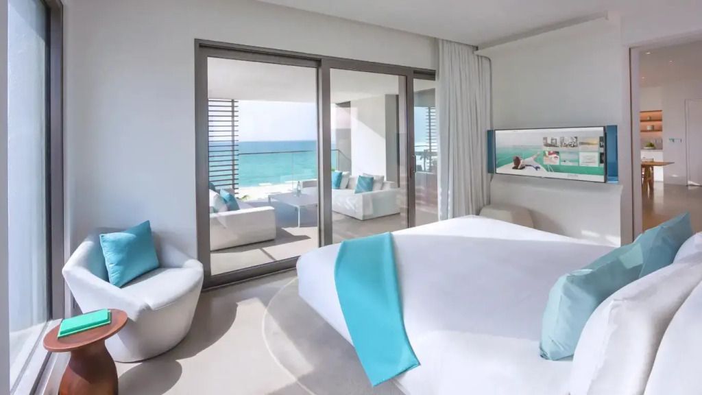Schlafzimmer einer Suite mit Meerblick und modernem Design