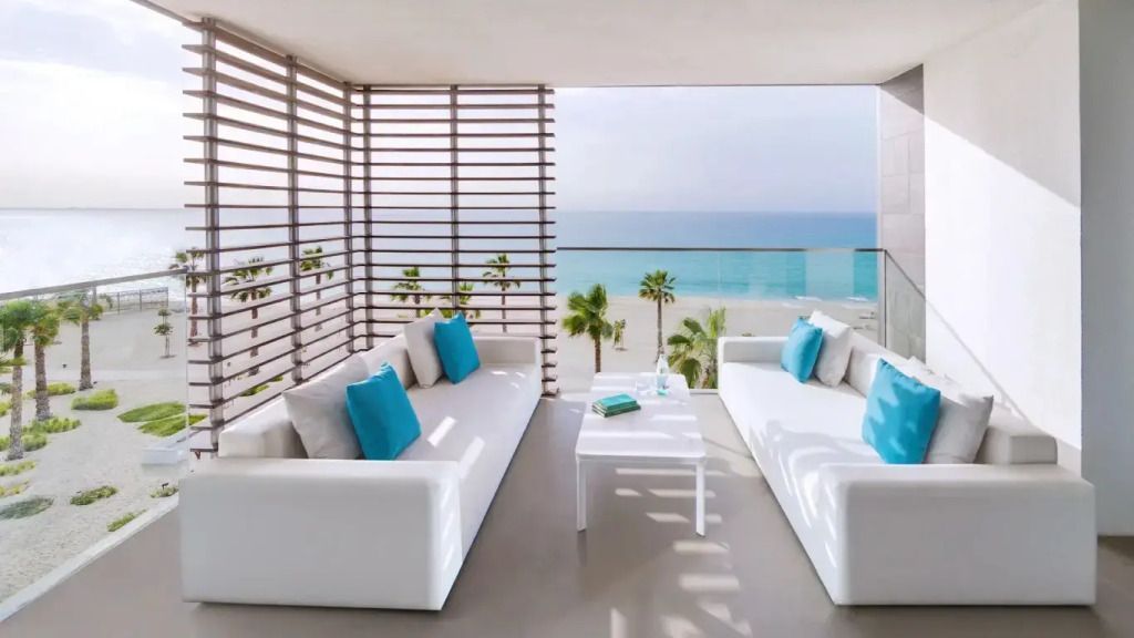 Geräumige Terrasse mit Sofas und Blick auf den Ozean